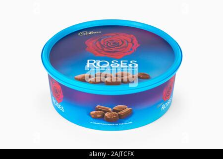 Une boîte de confiseries au chocolat Roses Cadburys tourné sur un fond blanc. Banque D'Images