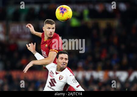 Edin Dzeko de Roma (UP) va pour un en-tête avec Armando Izzo de Turin pendant le championnat d'Italie Serie A match de football entre les Roms et le Torino FC le 5 janvier 2020 au Stadio Olimpico à Rome, Italie - Photo Federico Proietti/ESPA-Images Banque D'Images