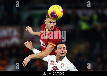 Edin Dzeko de Roma (UP) va pour un en-tête avec Armando Izzo de Turin pendant le championnat d'Italie Serie A match de football entre les Roms et le Torino FC le 5 janvier 2020 au Stadio Olimpico à Rome, Italie - Photo Federico Proietti/ESPA-Images Banque D'Images