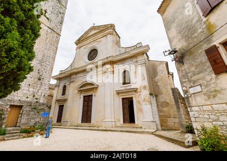 Vue de la façade avant de l'église paroissiale de la Visitation de la Bienheureuse Vierge Marie à sainte Elisabeth à Bale, une petite colline, en Istrie, Croatie Banque D'Images