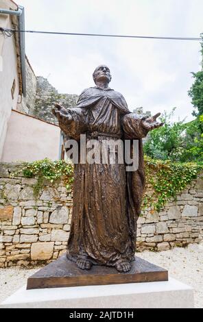 Statue d'un saint à l'extérieur de l'église paroissiale de la Visitation de la Bienheureuse Vierge Marie à sainte Elisabeth à Bale, une petite colline située dans le comté de l'Istrie, Croatie Banque D'Images