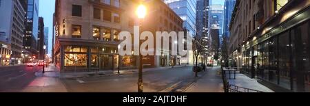 Toronto, Ontario, Canada, 2019 Décembre-26 : vue panoramique sur les rues du centre-ville de Toronto près de centre financier pendant le temps de Noël Banque D'Images