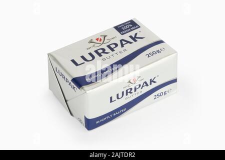 Un paquet de beurre Lurpak tourné sur un fond blanc. Banque D'Images