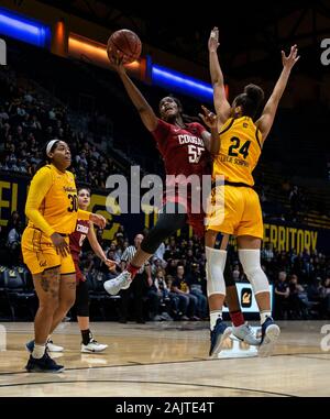 Berkeley, CA, États-Unis le 05 Jan 2020. A. L'État de Washington, les couguars Bella Centre Murekatete (55) disques durs pour le cerceau au cours de la Basket-ball match entre l'État de Washington, les couguars et le California Golden Bears 96-75 gagner à Berkeley en Californie Pavillon Hass Thurman James/CSM/Alamy Live News Banque D'Images