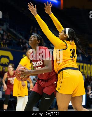 Berkeley, CA, États-Unis le 05 Jan 2020. A. L'État de Washington, les couguars Bella Centre Murekatete (55) La bataille dans la peinture de position au cours du jeu de basket-ball entre l'État de Washington le couguar et le California Golden Bears 96-75 gagner à Berkeley en Californie Pavillon Hass Thurman James/CSM/Alamy Live News Banque D'Images