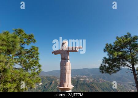 La ville de Taxco lookout avec Jésus Christ (monument Cristo Rey) donnant sur Scenic Hills et du centre-ville historique Banque D'Images