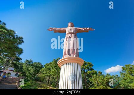 La ville de Taxco lookout avec Jésus Christ (monument Cristo Rey) donnant sur Scenic Hills et du centre-ville historique Banque D'Images