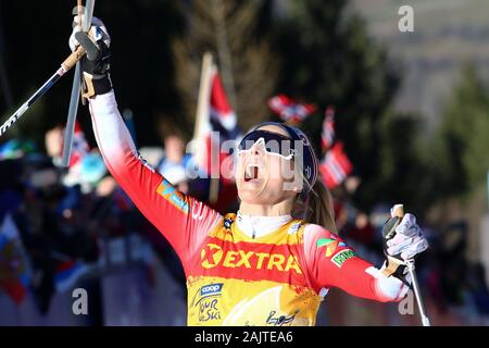 5 janvier 2020, la station de ski de Val di Fiemme, Val di Fiemme, Trento, Italie, Fédération Internationale de Ski Cross Country Womens AUDI FIS Ski World Cup, Tour De Ski Val di Fiemme ; Therese Johaug (NI) célèbre la victoire Banque D'Images