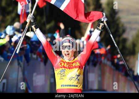 5 janvier 2020, la station de ski de Val di Fiemme, Val di Fiemme, Trento, Italie, Fédération Internationale de Ski Cross Country Womens AUDI FIS Ski World Cup, Tour De Ski Val di Fiemme ; Therese Johaug (NI) célèbre la victoire Banque D'Images