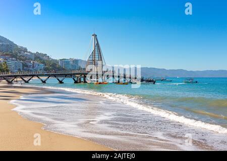 Puerto Vallarta, Mexique-20 Décembre 2019 : Playa de los Muertos Beach Pier et à proximité du célèbre Puerto Vallarta Malecon, la ville plus grande plage publique Banque D'Images