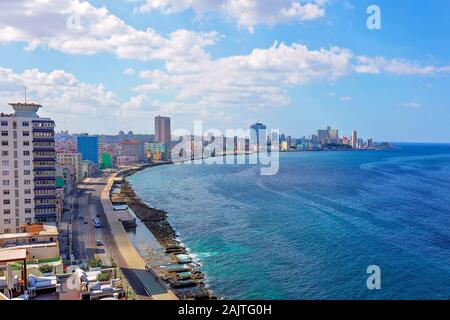 EL Malecon (Avenida de Maceo), une vaste esplanade historique qui s'étend sur 8 km le long de la côte à La Havane cours des principales attractions touristiques de la ville Banque D'Images