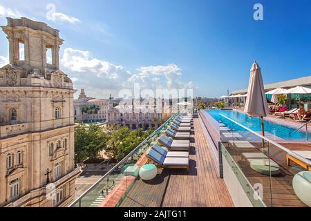 La Havane, Cuba - 16 Décembre, 2019 : une vue panoramique sur le centre historique de La Havane (La Habana Vieja) et El Capitolio depuis le toit-terrasse de la luxur Banque D'Images