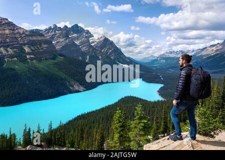 Le randonneur voir de couleur turquoise Peyto Lake dans le parc national de Banff, Rocheuses canadiennes, l'Alberta, Canada. Banque D'Images