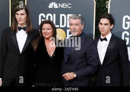 Los Angeles, USA. 05Th Jan, 2020. Dylan Brosnan, Keely Shaye Smith, Pierce Brosnan et Paris Brosnan participant à la 77e assemblée annuelle Golden Globe Awards au Beverly Hilton Hotel le 5 janvier 2020 à Beverly Hills, Californie. Credit : Geisler-Fotopress GmbH/Alamy Live News Banque D'Images