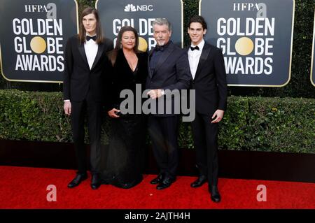 Los Angeles, USA. 05Th Jan, 2020. Dylan Brosnan, Keely Shaye Smith, Pierce Brosnan et Paris Brosnan participant à la 77e assemblée annuelle Golden Globe Awards au Beverly Hilton Hotel le 5 janvier 2020 à Beverly Hills, Californie. Credit : Geisler-Fotopress GmbH/Alamy Live News Banque D'Images