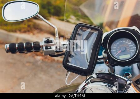 Prise d'alimentation pour chargeur mobilephone sur une moto moderne,Close up et selective focus Banque D'Images