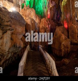 Vue de l'intérieur de la célèbre Grottes Tham Jang près de Vang Vieng, Laos. Banque D'Images