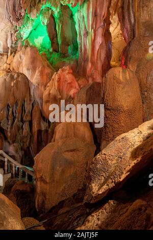 Vue de l'intérieur de la célèbre Grottes Tham Jang près de Vang Vieng, Laos. Banque D'Images