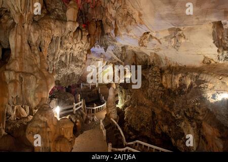 Vue de l'intérieur de la célèbre Grottes Tham Jang près de Vang Vieng, Laos. Banque D'Images