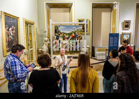 Visite guidée, guide expliquant à un groupe de touristes la déposition du Christ peinture Renaissance, par Raphaël, Galleria Borghese, Rome, Italie Banque D'Images