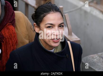 New York City, United States. 05Th Jan, 2020. Alexandria représentant américain Ocasio-Cortez assiste à la haine sans aucune crainte.marche de solidarité comme les incidents antisémites ont augmenté dans la ville de New York ainsi qu'aux États-Unis, les manifestants ont eu lieu sans haine aucune peur marche de solidarité. Des représentants de diverses organisations juives ainsi que des marcheurs d'autour de l'entrée du pays New Yorkais à demander la fin de l'intolérance religieuse. Credit : SOPA/Alamy Images Limited Live News Banque D'Images