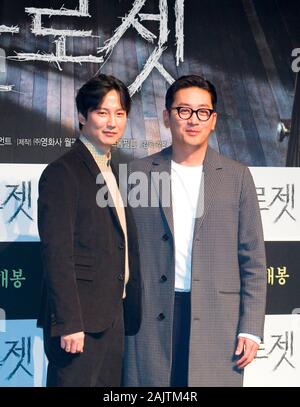 Ha Jung-Woo Kim et Nam-Gil, Jan 2, 2020 : les acteurs sud-coréens Ha Jung-Woo (R) et Kim Nam-Gil assister à une conférence de presse pour leur film d'horreur, Penderie, devant un cinéma à Séoul, Corée du Sud. Credit : Lee Jae-Won/AFLO/Alamy Live News Banque D'Images