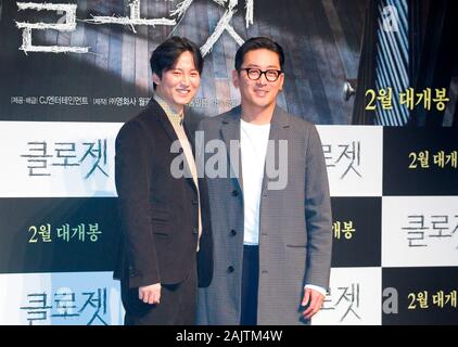 Ha Jung-Woo Kim et Nam-Gil, Jan 2, 2020 : les acteurs sud-coréens Ha Jung-Woo (R) et Kim Nam-Gil assister à une conférence de presse pour leur film d'horreur, Penderie, devant un cinéma à Séoul, Corée du Sud. Credit : Lee Jae-Won/AFLO/Alamy Live News Banque D'Images
