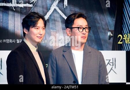 Ha Jung-Woo Kim et Nam-Gil, Jan 2, 2020 : les acteurs sud-coréens Ha Jung-Woo (R) et Kim Nam-Gil assister à une conférence de presse pour leur film d'horreur, Penderie, devant un cinéma à Séoul, Corée du Sud. Credit : Lee Jae-Won/AFLO/Alamy Live News Banque D'Images
