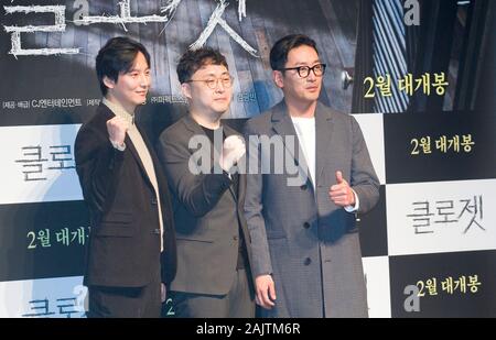 Nam-Gil Kwang-Bin Kim, Kim et Ha Jung-Woo, Jan 2, 2020 : film sud-coréen Kim directeur Kwang-Bin (C) pose avec des acteurs Ha Jung-Woo (R) et Kim Nam-Gil au cours d'une conférence de presse pour leur film d'horreur, Penderie, devant un cinéma à Séoul, Corée du Sud. Credit : Lee Jae-Won/AFLO/Alamy Live News Banque D'Images