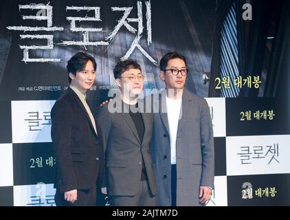 Nam-Gil Kwang-Bin Kim, Kim et Ha Jung-Woo, Jan 2, 2020 : film sud-coréen Kim directeur Kwang-Bin (C) pose avec des acteurs Ha Jung-Woo (R) et Kim Nam-Gil au cours d'une conférence de presse pour leur film d'horreur, Penderie, devant un cinéma à Séoul, Corée du Sud. Credit : Lee Jae-Won/AFLO/Alamy Live News Banque D'Images