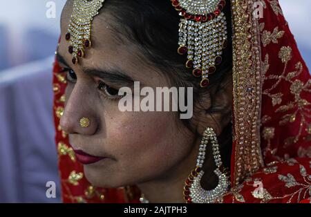 Mumbai, Inde. 5Th Jan, 2020. Une Indienne mariée habillé en tenue traditionnelle du mariage prend part à la 14e cérémonie de mariage en masse à Mumbai, Inde, Janvier 5, 2020. Autour de 53 couples se sont mariés au cours de la cérémonie. Les mariages en Inde sont organisées par les organisations sociales principalement pour aider le retard économique, les familles qui ne peuvent payer les frais de la cérémonie ainsi que le dot et des cadeaux coûteux qui sont encore répandus dans plusieurs communautés. Credit : Fariha Farooqui/Xinhua/Alamy Live News Banque D'Images