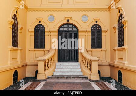 JAN 13, 2019 Udon Thani, Thaïlande - Grand bâtiment colonial français jaune historique artisan portes et fenêtres avec entrée classique d'Udon Thani Banque D'Images