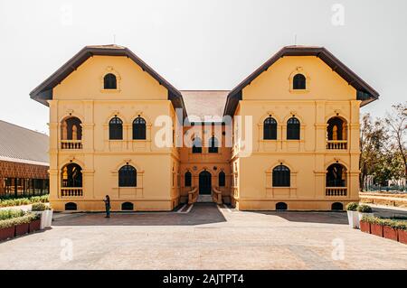 JAN 13, 2019 Udon Thani, Thaïlande - Grand bâtiment colonial français jaune Historique et cadre de fenêtre d'artisans d'Udon Thani city museum avec large square Banque D'Images