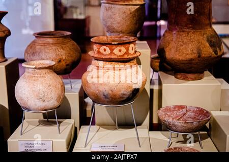 JAN 12, 2019 Udon Thani, Thaïlande - poteries antiques et la préhistoire céramiques expose au Musée de Ban Chiang Banque D'Images