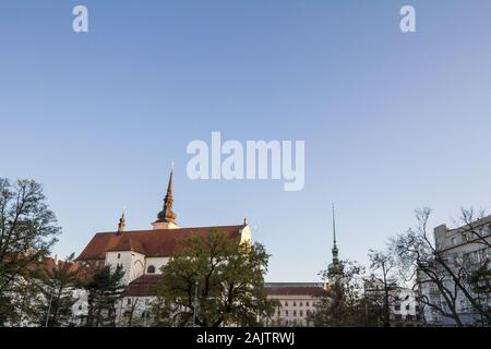 Panorma de Moravske namesti Square et l'église St Thomas, également appelée rue Tomase Kostel Svateho dans le centre historique de Brno, République tchèque. L'Église Banque D'Images