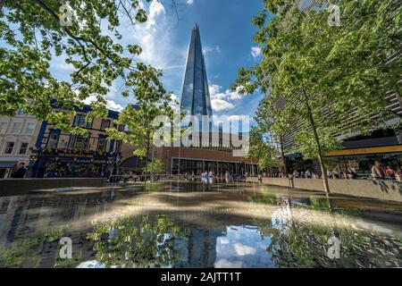 Londres, Royaume-Uni - 22 août : faible en perspective de la construction de gratte-ciel d'échardes, un célèbre monument de la ville de Londres le 22 août 2019 Banque D'Images