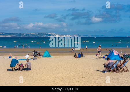 WEYMOUTH, Royaume-Uni - 30 août : c'est une vue de plage de Weymouth avec des gens en train de bronzer sur une journée ensoleillée à l'été le 30 août 2019 dans Weymo Banque D'Images