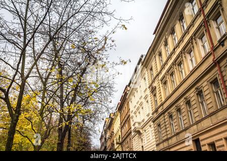 Façades dans une rue typique du quartier de Zizkov, à l'automne, lors d'un après-midi nuageux, avec sa traditionnelle architecture austro hongrois et residentia Banque D'Images