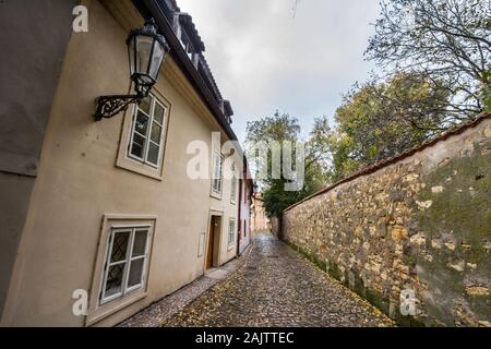 Novy Svet, rue pavées pittoresques vide et médiévale rue étroite de la colline Hradcany à Prague, en République tchèque, avec des maisons médiévales et tre Banque D'Images