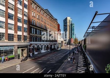 Londres, Royaume-Uni - 18 SEPTEMBRE : Avis de Bethnal Green Road, à l'extérieur de l'Boxpark Shoreditch en retail park le 18 septembre 2019 à Londres Banque D'Images