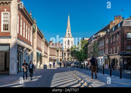 Londres, Royaume-Uni - 18 SEPTEMBRE : Avis de Brushfield Street avec l'Église du Christ dans la distance à l'extérieur du marché de Spitalfields Le 18 septembre 2019 Banque D'Images