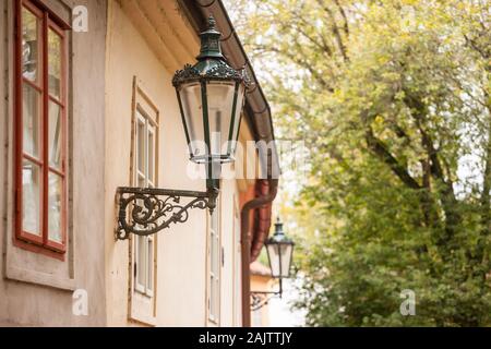 Vintage ancien lampe lanterne public, typique du xixe siècle, sur la rue Novy Svet, un pittoresque village médiéval et ruelle de Hradcany hill in Prag Banque D'Images
