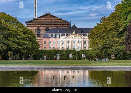 TRIER, ALLEMAGNE - Septembre 22 : Vue sur le lac et les jardins du Prince's palais électoral, une destination touristique populaire le 22 septembre 2019 à Trèves Banque D'Images