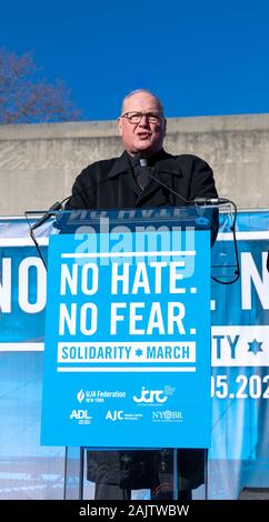 Brooklyn, NY, USA - 01/05/2020 : le Cardinal Dolan s'occupe pas de la haine. Aucune peur. Marche de solidarité à Columbus Park, Cadman Plaza Banque D'Images