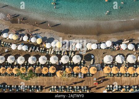 Plage de Turquie rempli de vacanciers, des rangées de chaises longues et parasols Banque D'Images