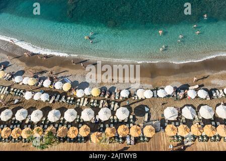 Plage de Turquie rempli de vacanciers, des rangées de chaises longues et parasols Banque D'Images