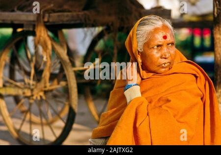 Vendeuse en attente de clients au marché local sur les rives de la rivière Godavari Banque D'Images