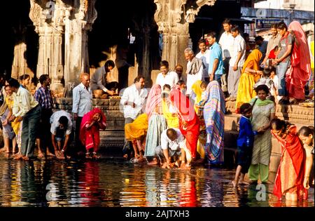 Pèlerins bain dans la source du fleuve sacré pour laver sinns Godavari Banque D'Images