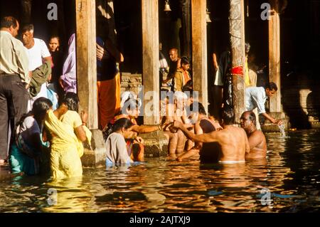 Pèlerins bain dans la source du fleuve sacré pour laver sinns Godavari Banque D'Images