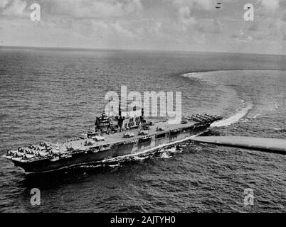 La US Navy porte-avions USS Saratoga (CV-3) en 1943/44. La photo a été prise à partir de l'un de ses porte-avions de l'Air Group 12 (CVG-12), dont bon nombre d'aéronefs sont visibles sur le pont, Douglas SBD Dauntless dive bombers (aft), Grumman F6F Hellcat fighters (surtout l'avant), et Grumman TBF Avenger torpedo bombers. Banque D'Images
